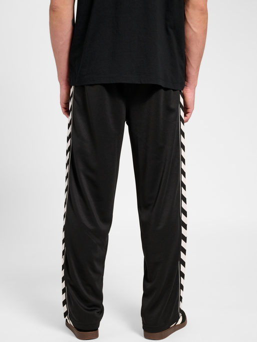 hmlCLUB CHEVRON TRACK PANTS, BLACK, model