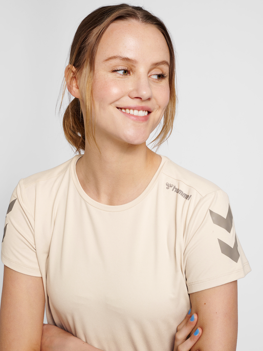 hmlMT TAYLOR T-SHIRT, CHATEAU GRAY, model