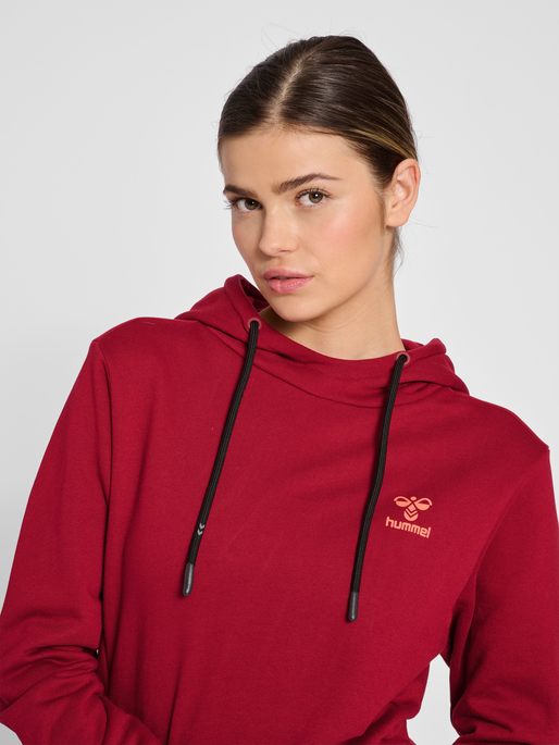 hmlOFFGRID HOODIE WO, RHUBARB, model