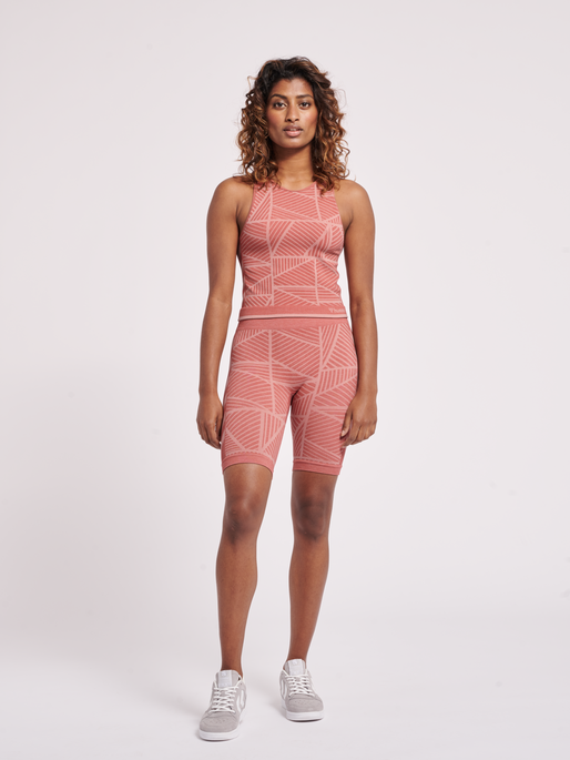 hmlMT ENERGY SEAMLESS MW SHORTS, WITHERED ROSE/ROSE TAN MELANGE, model