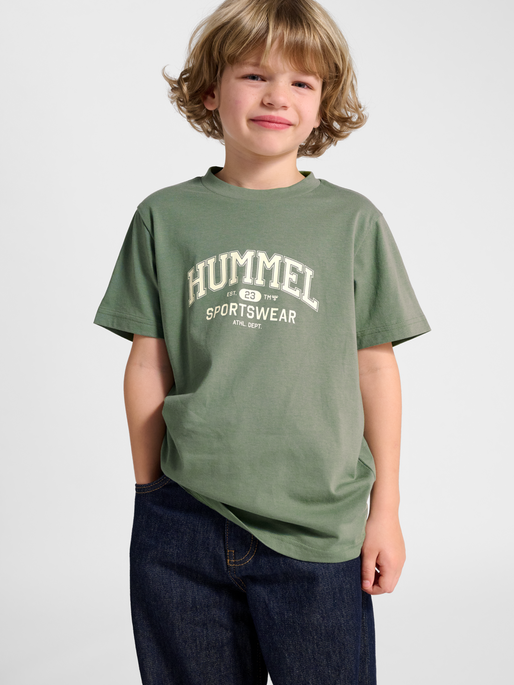 hmlJR REG GRAPHIC T-SHIRT S/S, LAUREL WREATH, model