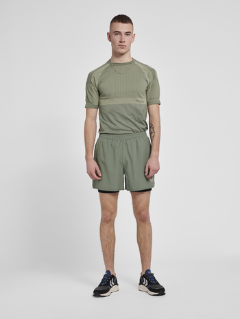 hmlMT UNIT SEAMLESS T-SHIRT, LAUREL WREATH, model