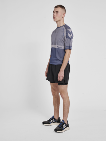 hmlMT UNIT SEAMLESS T-SHIRT, INSIGNIA BLUE, model
