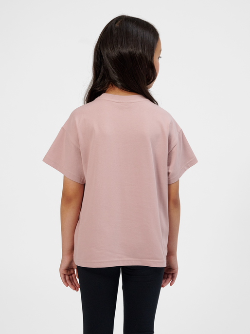 hmlCHILLI T-SHIRT S/S, ADOBE ROSE, model
