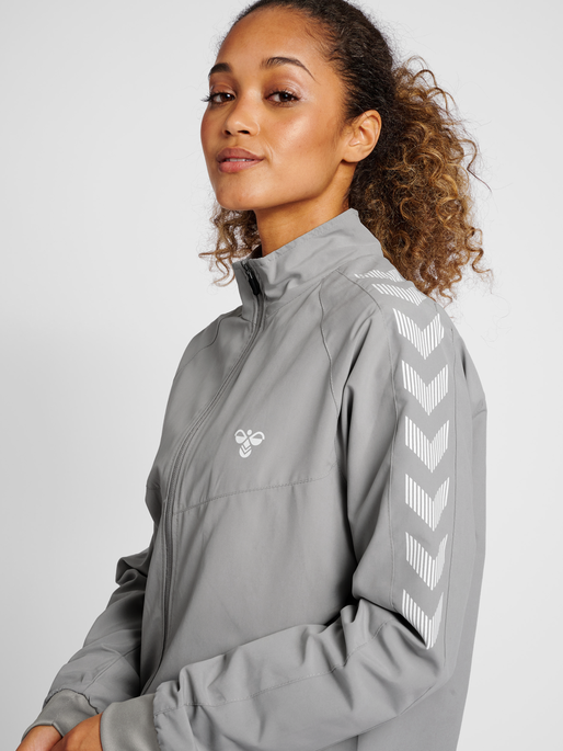 hmlGG12 TRACK JACKET WOMAN, ALLOY, model