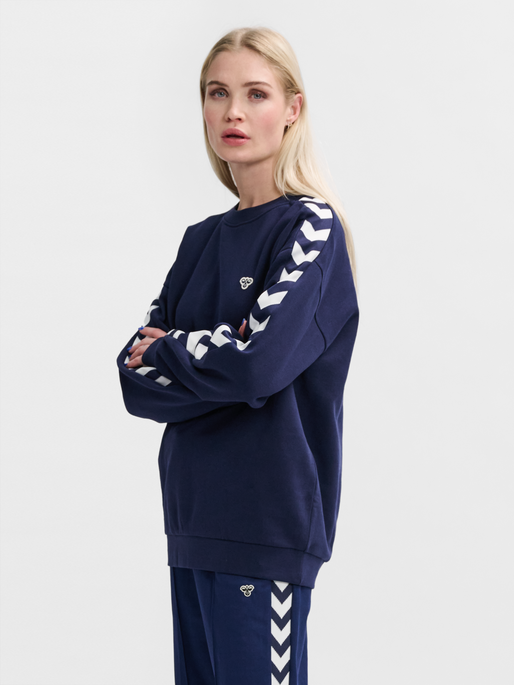 hummel ARCHIVE LOOSE FIT SWEATSHIRT - PEACOAT | hummel.dk 
