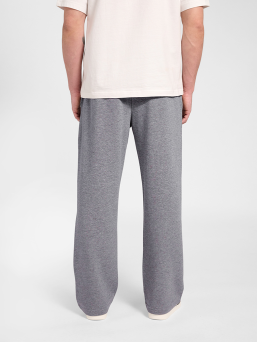 hmlPULSE WIDE SWEAT PANTS, GREY MELANGE, model