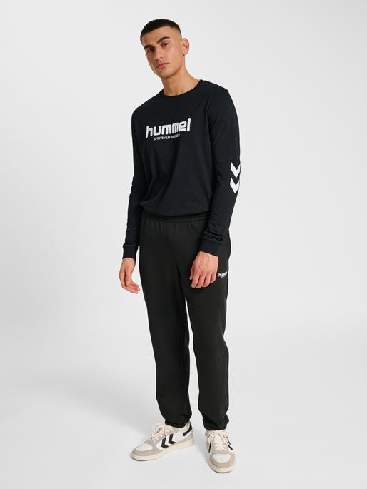 hmlLEGACY 2.0 SWEATPANTS, BLACK, model