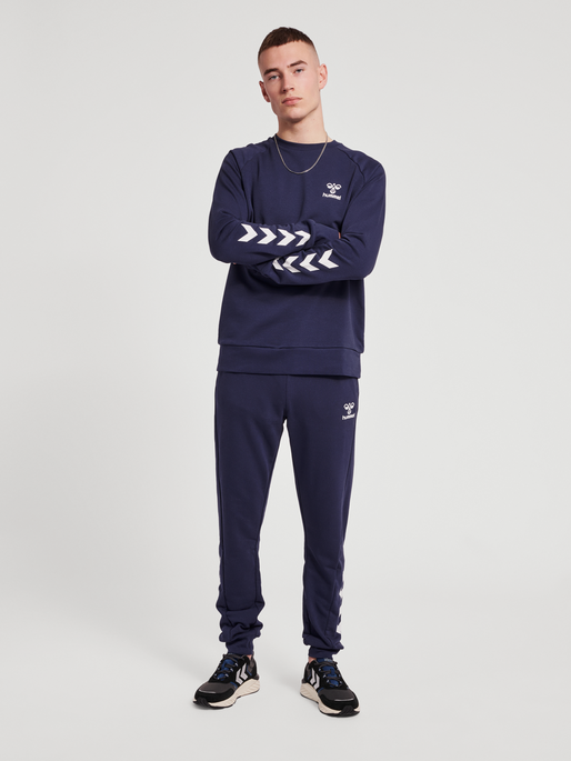 hmlISAM 2.0 SWEATSHIRT, PEACOAT, model