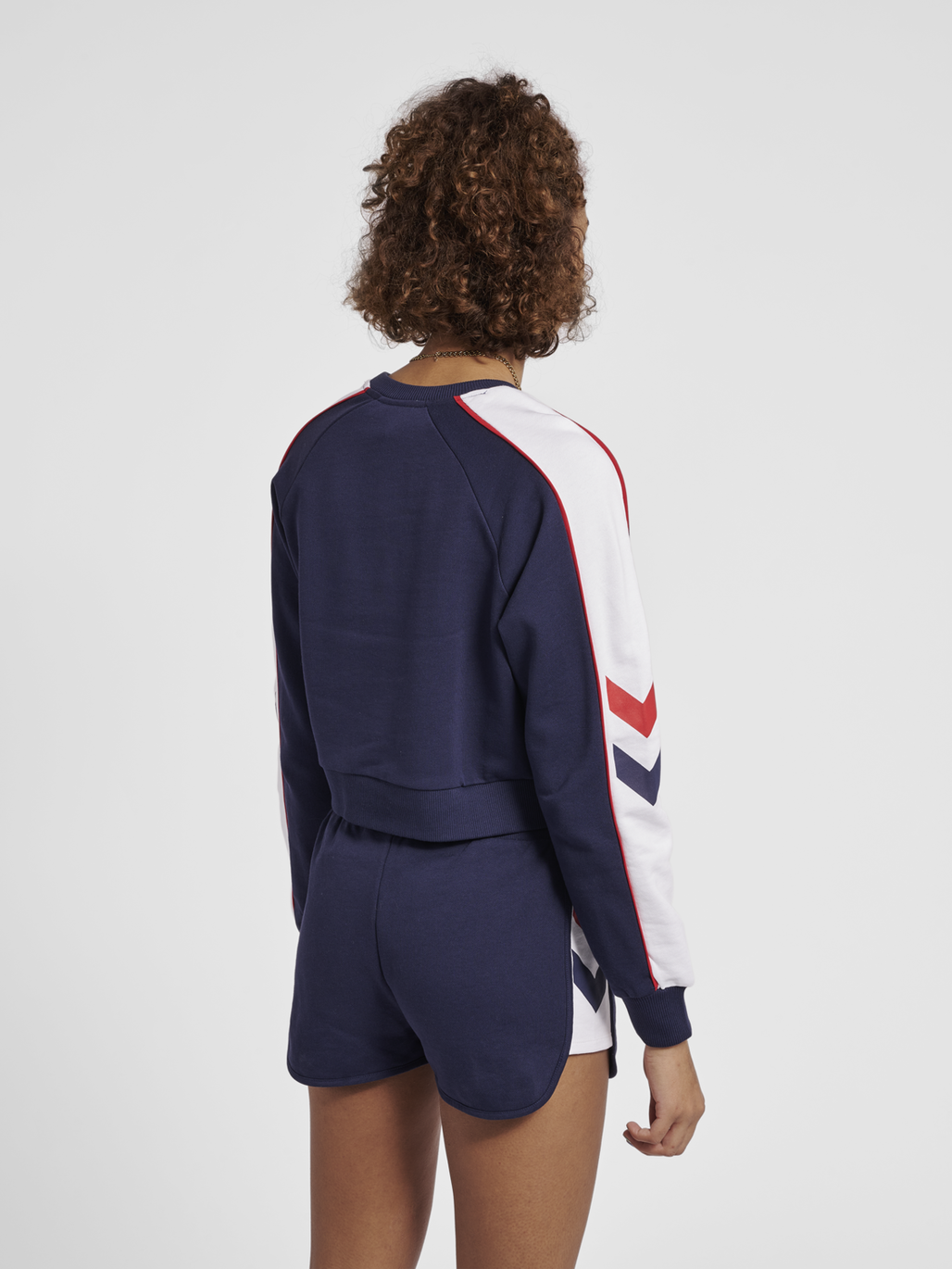 hmlIC DURBAN WOMAN CROP SWEATSHIRT, 7666, model