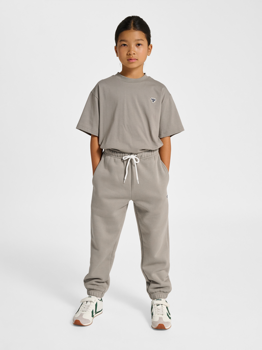 hmlJR LOOSE SWEATPANTS BEE, ROCK RIDGE, model