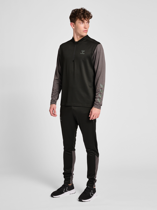 hmlONGRID 1/2 ZIP POLY SWEAT, JET BLACK/FORGED IRON, model
