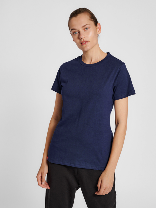 hmlRED HEAVY T-SHIRT S/S WOMAN, MARINE, model