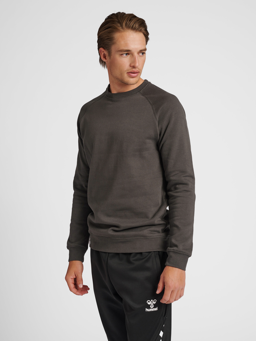 hmlRED CLASSIC SWEATSHIRT, RAVEN, model