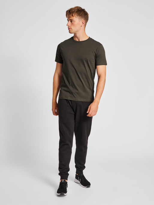 hmlRED BASIC T-SHIRT S/S, 6213, model
