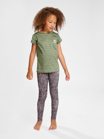 hmlSUTKIN T-SHIRT S/S, OIL GREEN, model