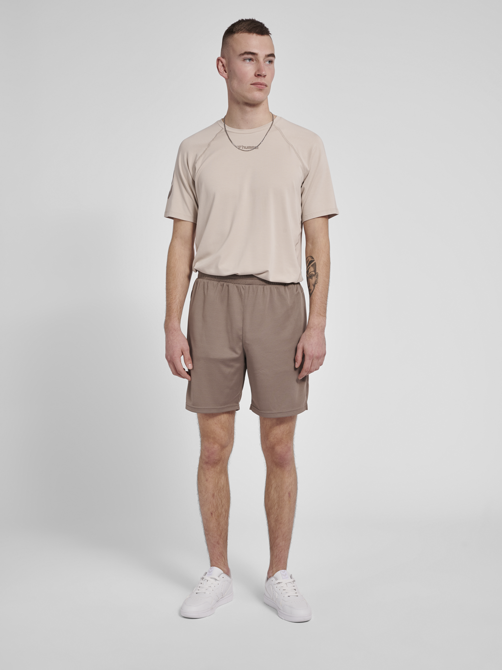 hmlMT LAZE T-SHIRT, CHATEAU GRAY, model