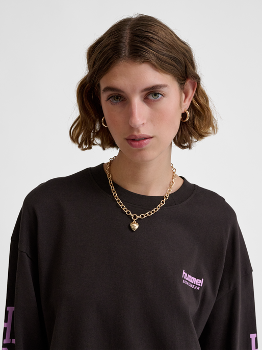 hmlLOOSE T-SHIRT L/S SW STADIUM, AFTER DARK, model