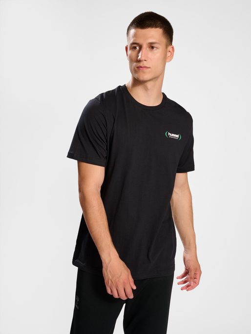 hmlLGC BARRY T-SHIRT, 2001, model