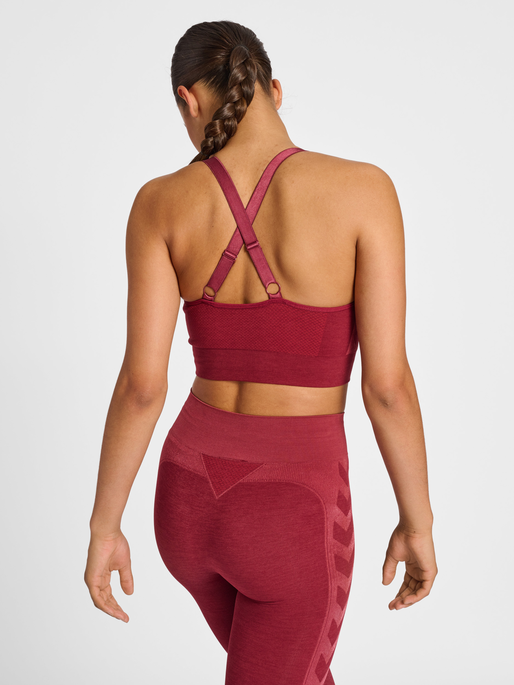hmlCLEA SEAMLESS SPORTS TOP, CABERNET, model