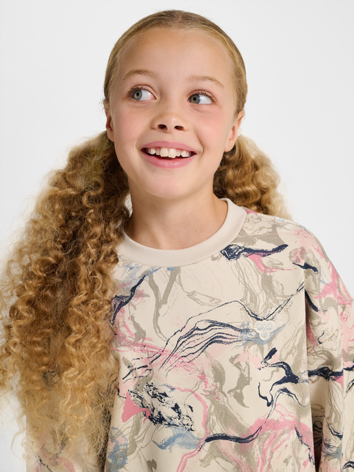hmlJR LOOSE AOP SWEATSHIRT, SILVER BIRCH, model