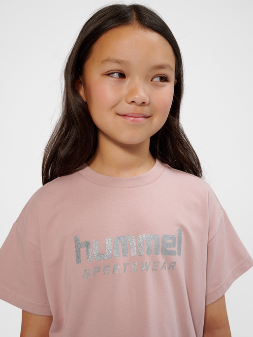hmlCHILLI T-SHIRT S/S, ADOBE ROSE, model