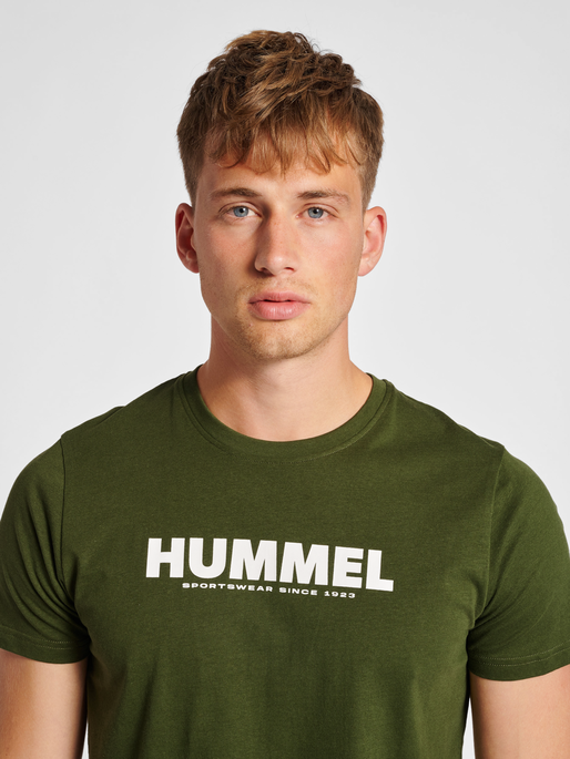 hmlLEGACY T-SHIRT, RIFLE GREEN, model