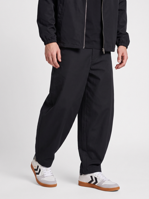 hmlI-D BARREL LEG TROUSERS, BLACK, model