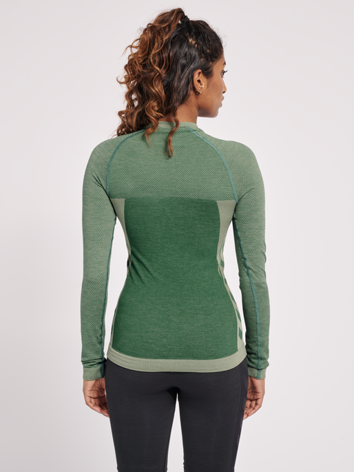 hmlCLEA SEAMLESS TIGHT T-SHIRT L/S, LAUREL WREATH, model