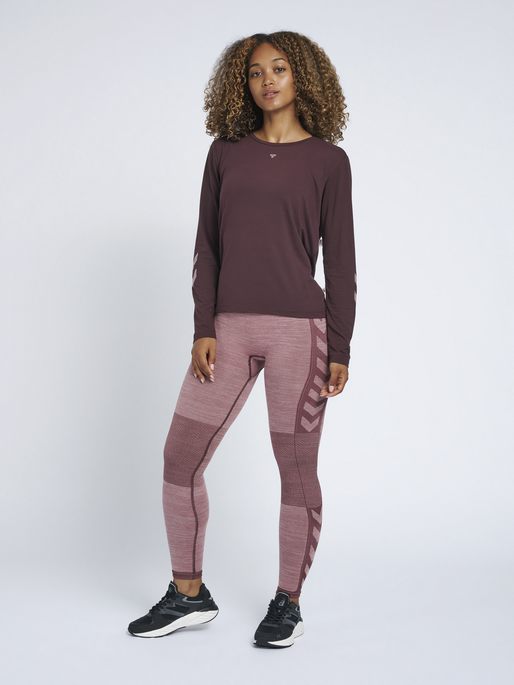 hmlTAYLOR T-SHIRT L/S, FUDGE, model
