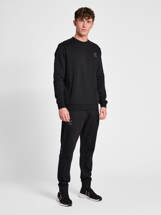 hmlOFFGRID SWEATSHIRT, JET BLACK, model