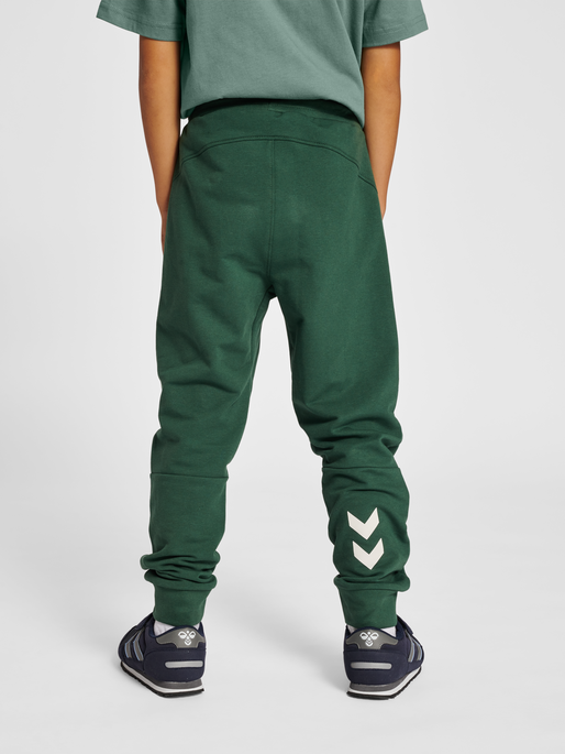 hmlON PANTS, PINENEEDLE, model