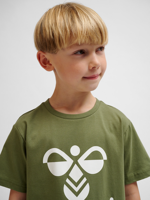 hmlTRES T-SHIRT S/S, OLIVINE, model