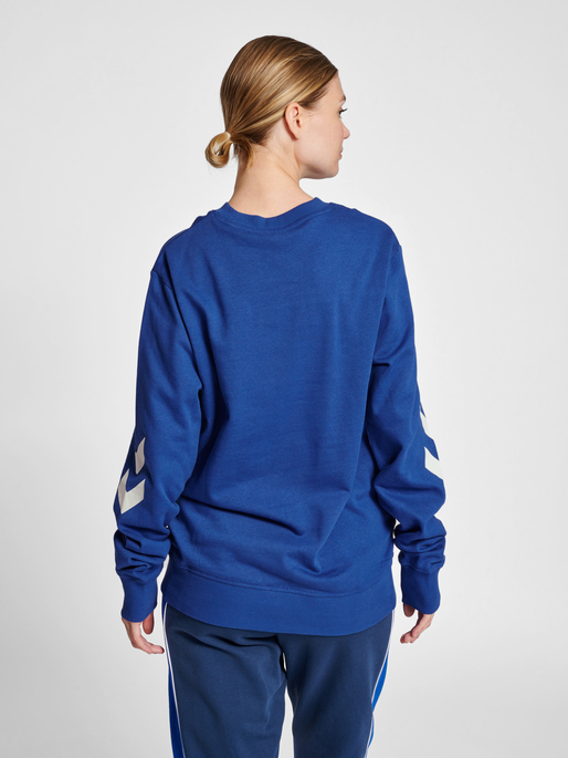 hmlLEGACY SWEATSHIRT, MAZARINE BLUE, model