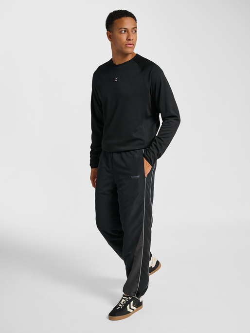hmlLOOSE TRACK PANTS TOPSCORER, BLACK/EBONY, model