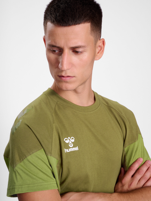 hmlTRAVEL T-SHIRT S/S, MILITARY OLIVE, model