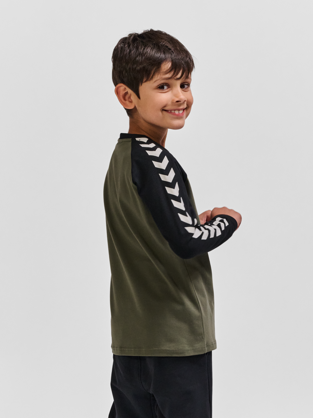 hmlBOYS T-SHIRT L/S, DUSTY OLIVE, model