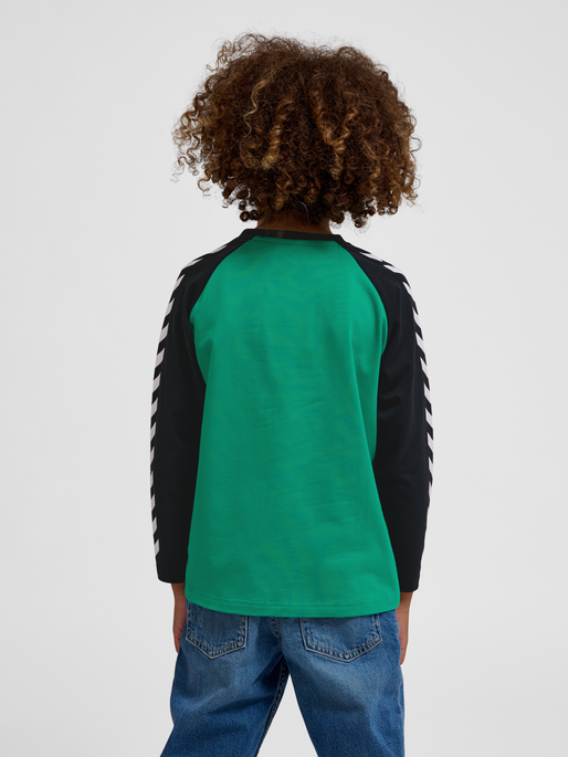 hmlBOYS T-SHIRT L/S, PEPPER GREEN, model
