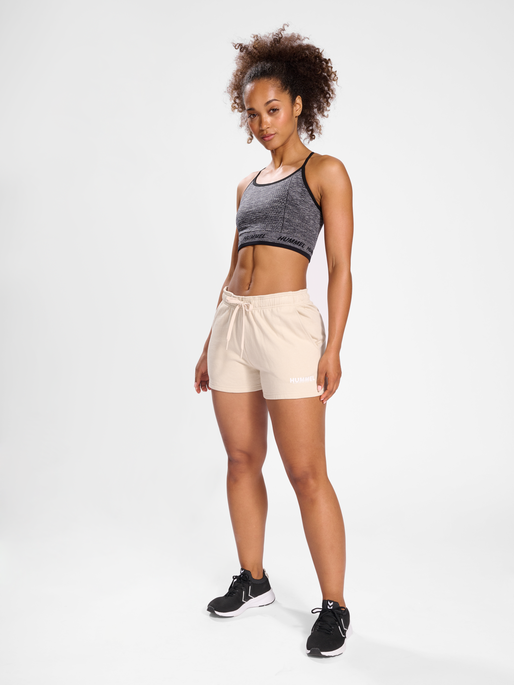 hmlLEGACY WOMAN SHORTS, PUMICE STONE, model