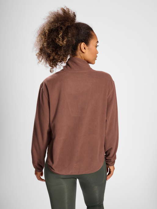 hmlMT CONNECT LOOSE HALF ZIP, NUTMEG, model