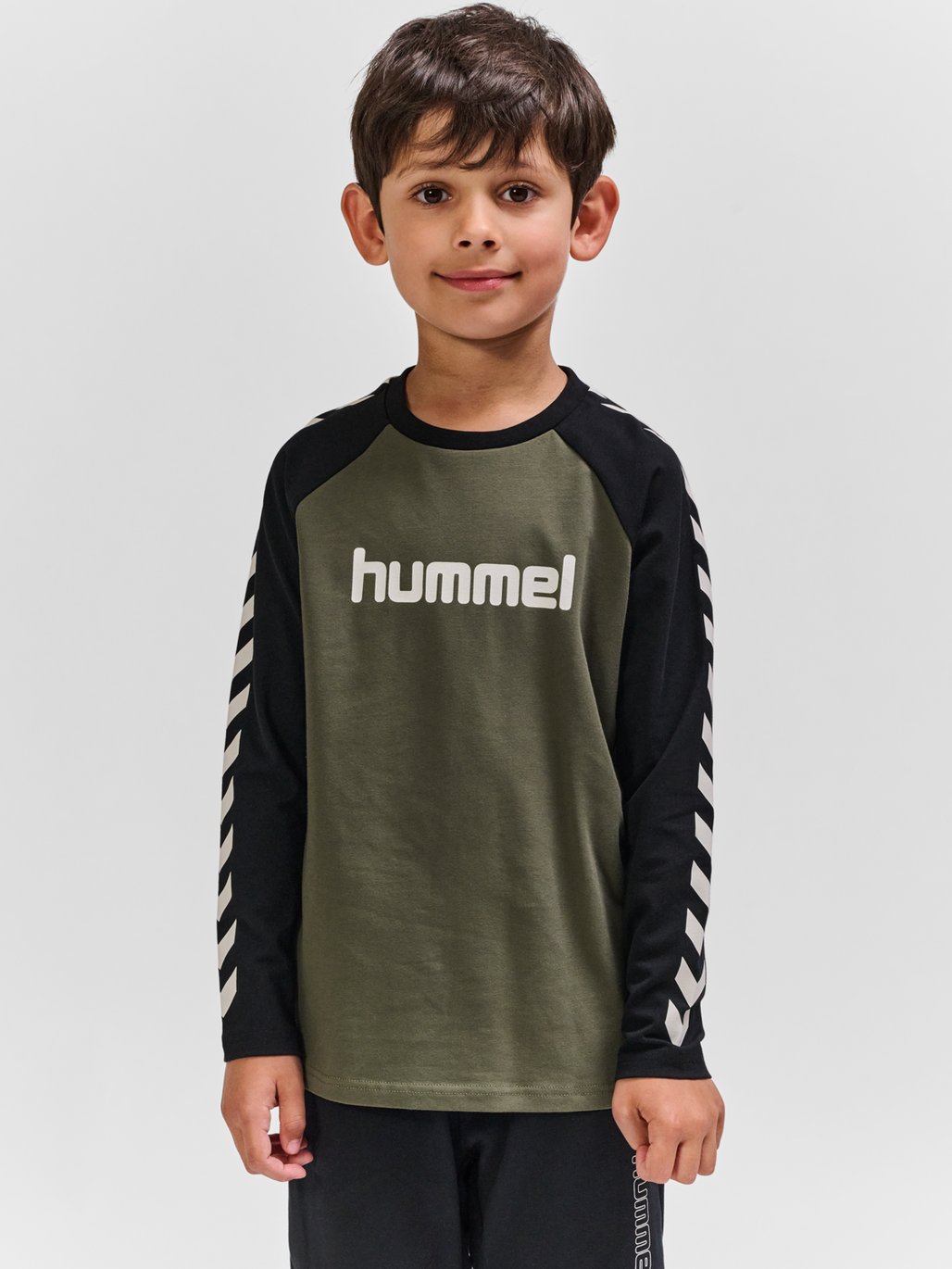 hmlBOYS T-SHIRT L/S, DUSTY OLIVE, model