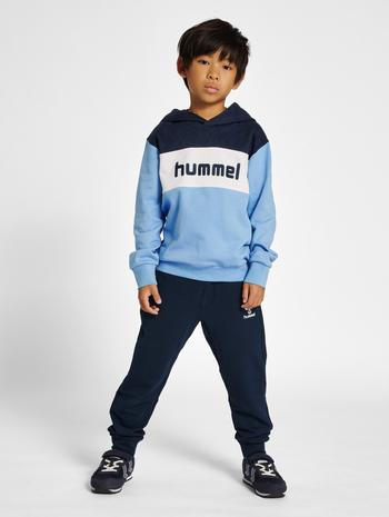 hmlMORTEN HOODIE, DUSK BLUE, model