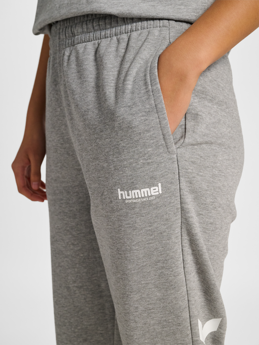 hmlLEGACY 2.0 W SWEATPANTS, GREY MELANGE, model