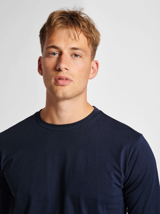 hmlRED BASIC T-SHIRT L/S, MARINE, model