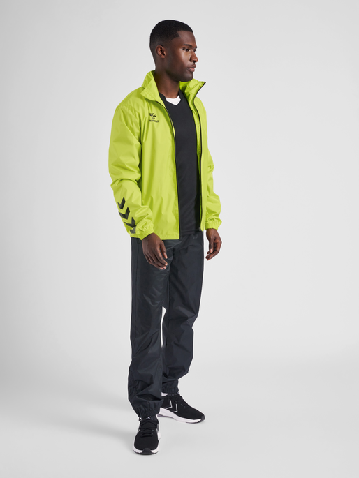 hmlCORE XK SPRAY JACKET, LIME POPSICLE, model