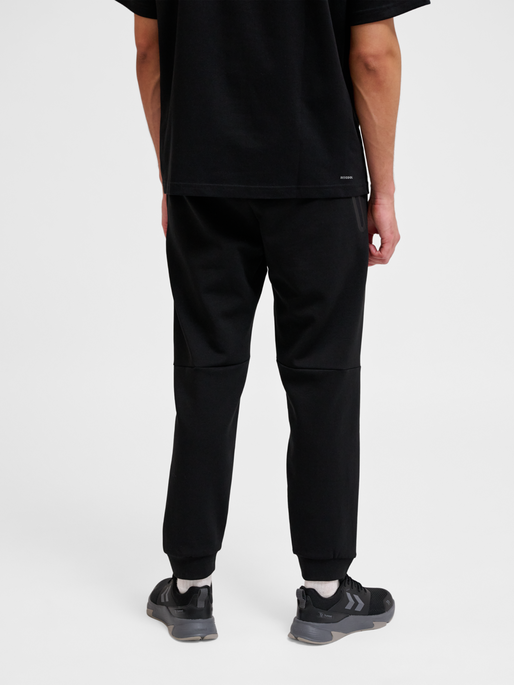 hmlTECH FLEECE REGULAR PANTS, BLACK, model