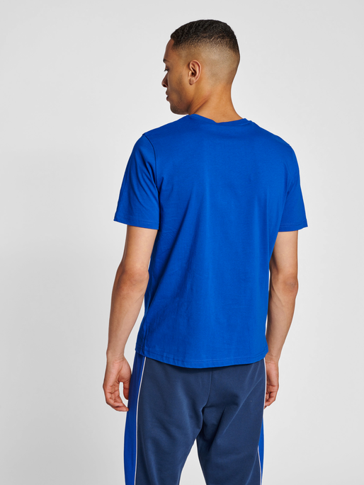 hmlLGC JOSE T-SHIRT, MAZARINE BLUE, model