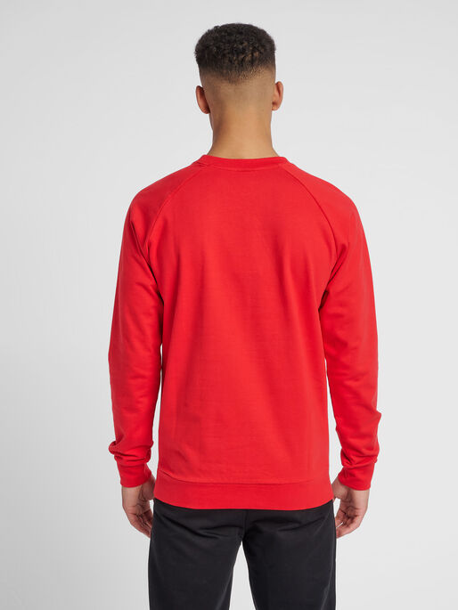 HUMMEL GO COTTON LOGO SWEATSHIRT, TRUE RED, model