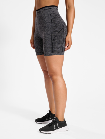 hmlTE CAMI SEAMLESS MW SHORTS, BLACK MELANGE, model