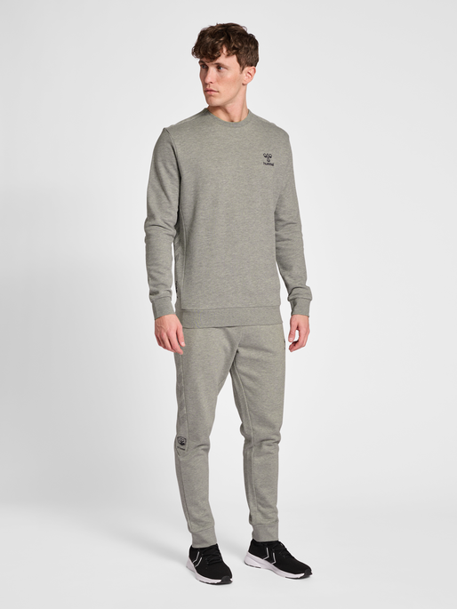 hmlOFFGRID SWEATSHIRT, GREY MELANGE, model